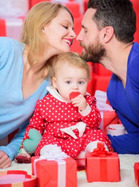 Romantik Çift olarak sevgi ve bebek kız. Sevgililer günü kavramı. Birlikte Sevgililer günü. Güzel aile sevgililer günü kutluyor. Anne mutlu olmak. Mükemmel kutlama. Aile kutlayın aşkları
