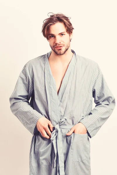 Hombre con barba en bata azul sobre fondo gris. — Foto de Stock