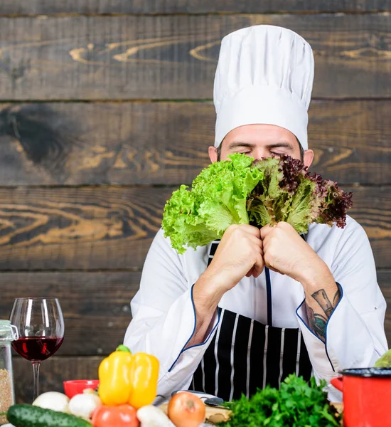 Glad skäggig man. kocken recept. Bantning ekologisk mat. Kulinariska rätter. Vitamin. Hälsosam mat matlagning. man med skägg. Vegetarisk Sallad med färska grönsaker. Endast de bästa frukter och grönsaker — Stockfoto