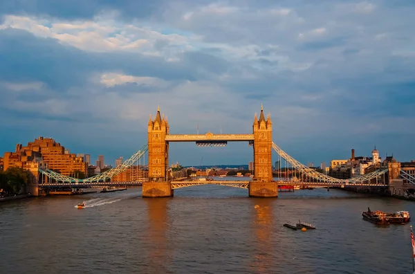 Tower bridge em Londres, Reino Unido. Ponte sobre o rio Tamisa no céu nublado. Edifícios em margens de rio com arquitetura agradável. Estrutura e design. conceito Wanderlust e férias — Fotografia de Stock