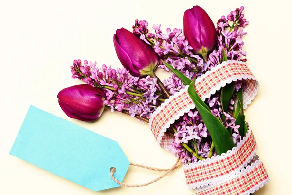 Buquê de tulipas e flores lilás e etiqueta azul ciano — Fotografia de Stock