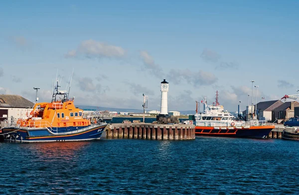 Kirkwal, イギリス - 2010 年 2 月 19 日: 海港船と青い空の上の灯台。水の輸送、交通機関。海での旅。島の夏休み。ワンダー ラストとの旅 — ストック写真