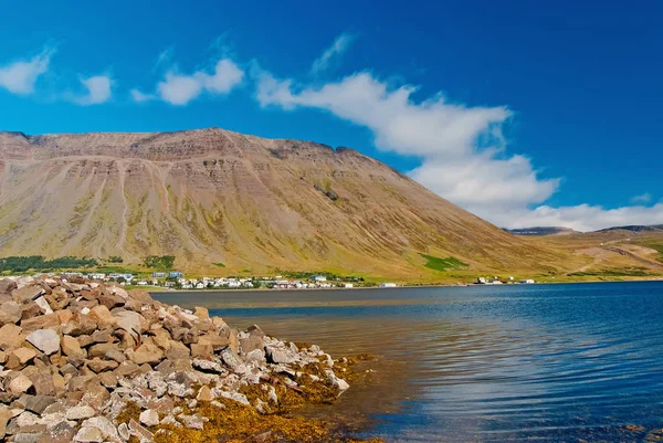 Litorale collinare sul soleggiato cielo blu in Isafjordur, ghianda. Paesaggio montano visto dal mare. Vacanze estive sull'isola scandinava. Scopri la natura selvaggia. Wanderlust e concetto di viaggio — Foto Stock