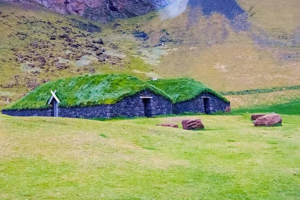 Casa con techo de hierba en Heimaey, iceland. Arquitectura verde y eco house. Concepto de ecología y medio ambiente. Eco hogar amigable. Vacaciones de verano en el paisaje de montaña —  Fotos de Stock