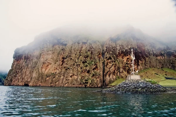 ヘイマエイ, アイスランドの霧の空に岩が多い海岸。海岸線に沿って山の形成。山の風景の海。生態学および環境の良い概念と自然 — ストック写真