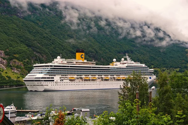 Kreuzfahrtschiff im norwegischen Fjord. Reiseziel, Tourismus. Abenteuer, Entdeckung, Reise. Passagierschiff legte im Hafen an. Urlaub, Reise, Fernweh. — Stockfoto