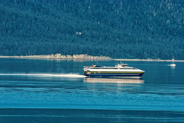 Alus, vesiliikenne, kuljetus Alaskassa — kuvapankkivalokuva