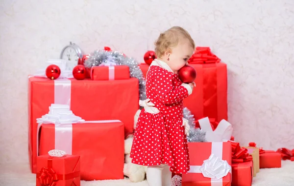 Regali per il primo Natale del bambino. Bambina giocare vicino mucchio di scatole regalo. Vacanza in famiglia. Attività natalizie per i più piccoli. Regali di Natale per i più piccoli. Cose da fare con i bambini a Natale — Foto Stock