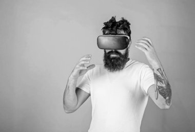 Vr gözlük, yeşil arka planda sakallı adam. Sanal gerçeklik becerikli alet ile keşfetmek meşgul yüzündeki hippi. İnteraktif yüzey kavramı. Adam kafa monte ekran ile etkileşim içinde sanal gerçeklik