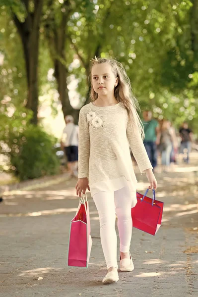Roztomilá holčička kráčí s růžové nákupní tašky — Stock fotografie