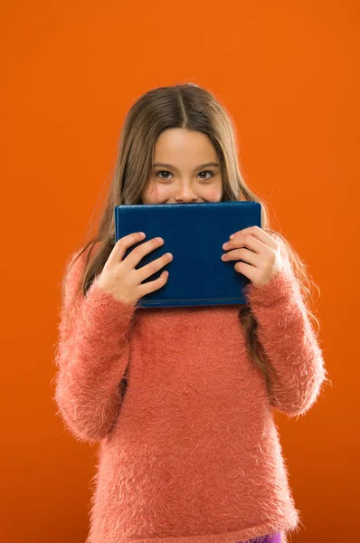 Criança pequena. Cabeleireiro para crianças. Dia das crianças. Retrato de uma criança feliz. Moda infantil. felicidade infantil. Família. Menina feliz com cabelo comprido. Olha só para isto. Dia dos professores — Fotografia de Stock