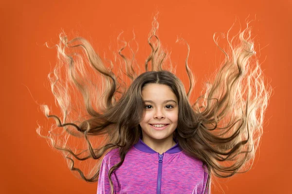 強いと健康な髪のコンセプトです。巻き髪を治療する方法。素敵な整頓されたヘアスタイル。簡単なヒントは、子供たちの髪型を作るします。小さな子の長い髪。魅力的な美しさ。髪の長い豪華な女の子の活発な子供 — ストック写真