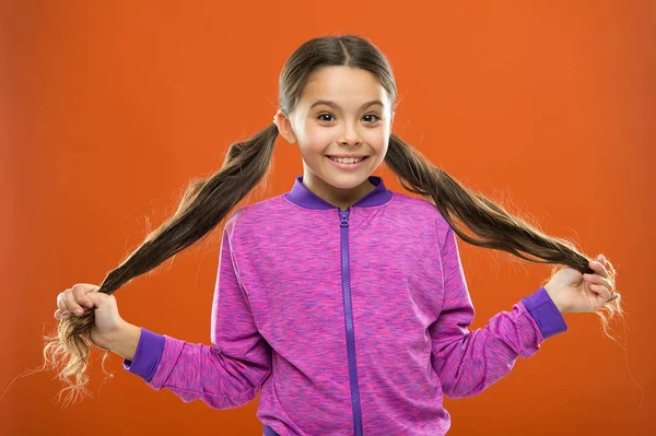 Άνετα χτένισμα για ενεργό τρόπο ζωής. Γοητευτική ομορφιά. Έννοια δυνατά και υγιή μαλλιά. Πώς να μεταχειριστεί σγουρά μαλλιά. Εύκολη Συμβουλές για κάνοντας το χτένισμα για τα παιδιά. Κορίτσι δραστήρια παιδί με πανέμορφα μακριά μαλλιά — Φωτογραφία Αρχείου
