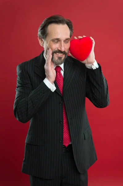 Amor secreto. Hombre maduro chico guapo usar traje elegante celebrar corazón rojo. Celebración de San Valentín. Sorpresa romántica. Celebra el día de San Valentín. Preparar regalo para San Valentín. Fecha de amor aniversario —  Fotos de Stock