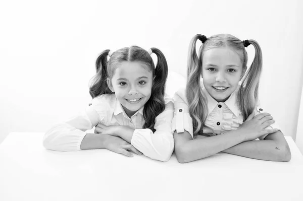E-lärande. lycklig barndom od söta små flickor. e lärande för små flickor isolerad på vit. — Stockfoto