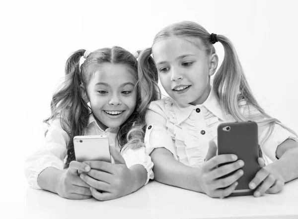 Educación en línea para niños digitales con caras felices. educación en línea. happy childgren con dispositivos digitales - smartphones. estamos viviendo en la era digital — Foto de Stock