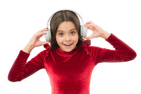 Genieten van zijn favoriete muziek. Gelukkig childrens dag. Kid mode en beauty. Jeugd en geluk. klein meisje in de rode jurk. klein kind in de koptelefoon. muziek. luisteren ebook. Audio onderwijs — Stockfoto