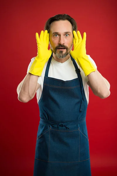 Man i förkläde med handskar som rengöringsmedel. Städning dag idag. Skäggig kille rengöring hem. På vakt av renlighet och ordning. Städning och hushåll plikt. Hel del arbete. Trädgårdsskötsel koncept — Stockfoto