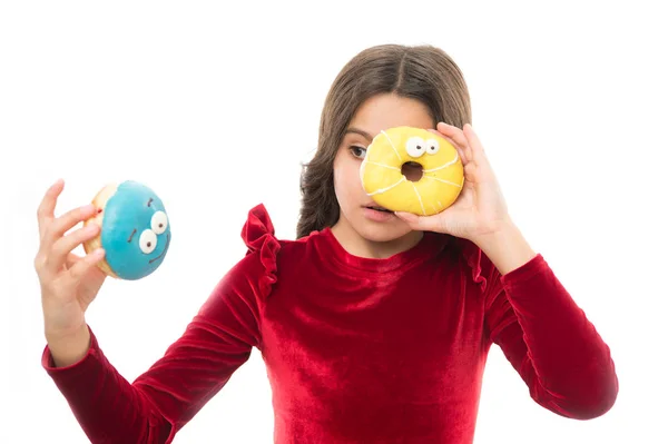 Klein kind met donat. klein meisje in de rode jurk. Gelukkig childrens dag. Kid mode en beauty. Jeugd en geluk. zoete leven. gezond eten en diëten. voedsel. tandheelkundige zorg. Oeps — Stockfoto