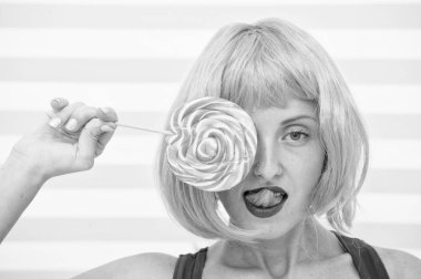 Şekerci dükkanındaki deli kız. Şekerci dükkanında lolipopu olan güzel kız. Şekerlere bayılırım. Seksi kadın Andy ile eğleniyor. Tatlı güzellik. Kadın kendini neşeli hissediyor.