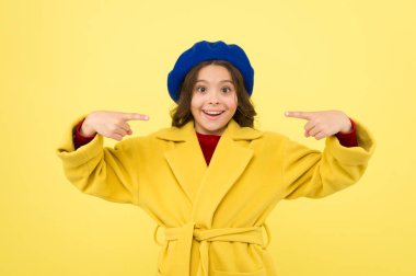 Reklam reklam için yer. Çocuk bir şey teşvik arka plan sarı. Kız işaretleme dizin kendini parmak. Reklam ürün. Şuna bak. Reklam başlatılması ürün. Reklam kavramı