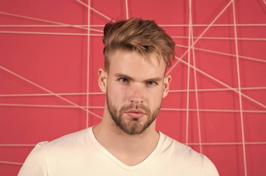 Sakallı, sakalsız maço. Sakallı, sarı saçlı, şık saçlı bir adam. Genç ve sağlıklı cilt yüzlü yakışıklı bir adam. Kuaförde ya da berber dükkanında saç bakımı. Erkek güzelliği, cilt bakımı.