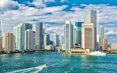 Miami manzarası. Şehre deniz suyu üzerinde yat yelken