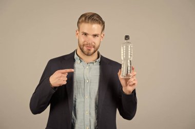 Adam noktası parmak plastik şişe. Susuz adamın su şişesi ile. Susuzluk ve dehidrasyon. İçme suyu sağlık için. Ürün kavramı sunulması