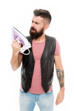 En yüksek bir süzülme için tasarlanmış. Seyir Elektrikli Ütü alet hippi. Buhar ile tıraşsız acımasız adam elinde demir. Ev Ütü. Sakallı adam giysi demir tutuyor. Ev hizmetleri sağlayan