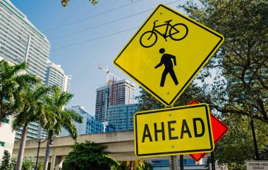 Miami, ABD de şehir yol yol işaretleri. Bisiklet ve yaya geçiş öncesinde uyarı. Ulaşım trafik ve seyahat. Dikkat ve kavram uyarmak