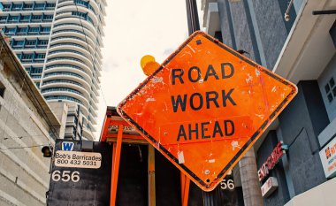 Miami, Amerika Birleşik Devletleri - 30 Ekim 2015: inşaat işareti şehir yolda. Yol çalışması öncesinde uyarı ve güvenlik. Ulaşım trafik ve seyahat. Dikkat ve kavram uyarmak