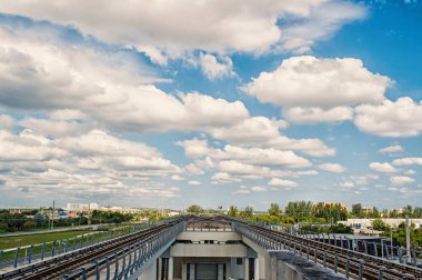 Metro demiryolu veya metro raylı toplu taşıma sistemi Miami, ABD. Büyükşehir ulaşım Servisi. Kamu altyapı kavramı. Seyahat ve tren gezisi