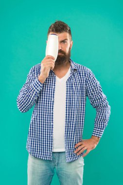 Şampuan İnceleme kavramı. Sınama güzellik ürünü. Güzellik ürün denize indirmek. Saç kremi veya losyon. Sakallı hippi tutun şişe şampuan veya duş jeli dostum. Saç bakım tedavisi. Berber ve saç bakımı