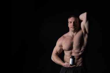 kas vücut yakışıklı seksi atlet adamla plastik kavanoz veya kapsayıcı tutan