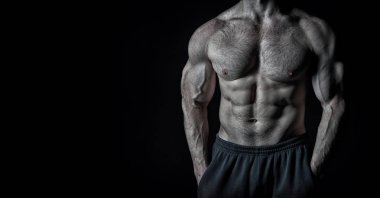 kas vücut eğitim salonunda yakışıklı vücut geliştirmeci adamla