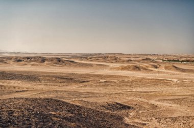 Çöl manzarası açık mavi gökyüzü arka plan üzerinde. Dune kara kuru arazi yüzeyi ile. Ekoloji ve küresel ısınmanın etkisi. Umutsuzluk ve cansız kavramı, kopya alanı.