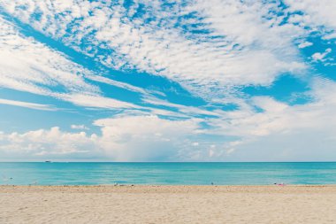 Deniz plaj beyaz kum ve mavi su Miami, ABD ile. Deniz manzarası üzerinde bulutlu gökyüzü. Tropikal resort yaz tatili. Bulma veya macera ve Yolculuk tutkusu