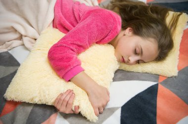 Akşam gevşeme uyku önce. Çocuk bakım kavramı. Keyifli zaman gevşeme. Ruh sağlığı ve pozitif. Ücretsiz çocuklar için rehberli meditasyon ve gevşeme komut dosyaları. Kız küçük çocuk evde sakin ol