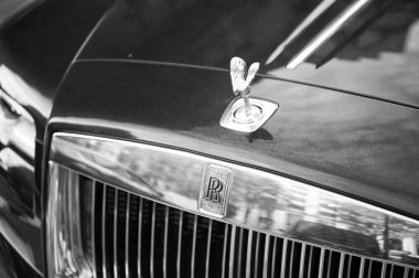 Lüks Supercar Royce Rolls Royce 'u Paris' te caddeye park etmiş mavi ve altın rengi bir hayalet olarak gösteriyor. Rolls Royce Rolls-Royce ünlü pahalı otomobil markasıdır.