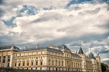 Palais de la Cite Paris, Fransa. Bulutlu gökyüzü üzerinde Kuleli yapı Sarayı. Anıt, Gotik mimari ve tasarım. Fransız tatil ve Yolculuk tutkusu içinde sermaye