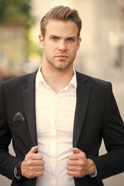 İşadamı üstünde belgili tanımlık gitmek. Bakımlı zarif resmi takım elbise kentsel arka plan yürür. İşadamı ciddi hızlı yürüyüş sırasında öğle yemeği zamanı. Git adam yakışıklı çekici ofis çalışanı Toplantı