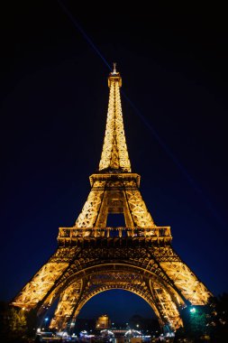 Paris, Fransa-Haziran 1, 2016: Eyfel Kulesi Paris, Fransa'da gece aydınlatma ile. Romantik seyahat arka plan. Eyfel Kulesi Tour Eiffel, paris ve aşk geleneksel sembolüdür.