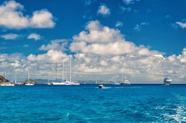 Yelkenliler, gemi ve tekne yelken mavi denizde gustavia, bulutlu gökyüzü üzerinde st.barts. Yelken ve macera Yatçılık. Yaz tatil tropikal adada. Su ulaştırma araçları ve deniz gemiler