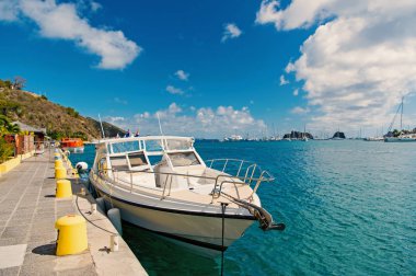 Yat tekne demirlemiş denizde gustavia, tropikal plajda iskele st.barts. Yat ve yelken. Lüks gemide seyahat. Adada tatil yaz. Su taşıma ve deniz gemi