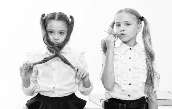 Meninas pequenas com penteado de cauda. As crianças precisam do novo penteado no salão de cabeleireiro. meninas pequenas de volta à escola — Fotografia de Stock