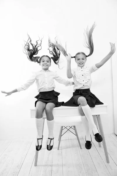 Маленькі дівчата з чистим здоровим волоссям після використання дитячого шампуню. Шампунь робить наше волосся міцнішим. маленькі дівчата з довгим волоссям.. — стокове фото