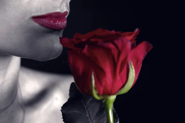 Frau rote Lippen und Rose — Stockfoto
