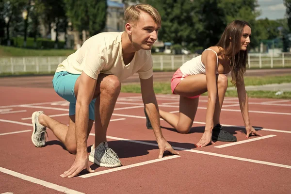 Entrenamiento y salud, pareja de deportes comienzan la competencia corriendo — Foto de Stock