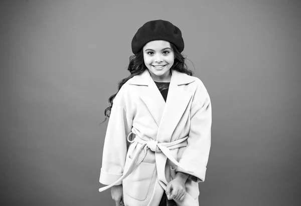 Adoro il suo nuovo stile. Ragazza di moda. Aspetto di moda di piccolo modello. Un po 'fashionista. Bambina adorabile in vestiti alla moda. Ragazzino con capelli lunghi alla moda. Felice bambino piccolo — Foto Stock