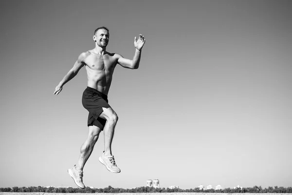 Mi forma favorita de relajarme es corriendo. Éxito en deporte. Hombre musculoso saltar en el aire. Hombre con energía muscular. Deporte y fitness. La base del éxito en la vida es la buena salud, el espacio de copia — Foto de Stock